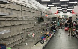 Nhân viên Auchan "muốn khóc" nhìn khách vừa mua, vừa ăn, vừa phá hàng hóa trong siêu thị