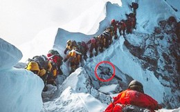 Bức ảnh mới về đỉnh núi Everest khiến nhiều người chết lặng: Trên đường theo đuổi giấc mơ, dưới đôi chân của ta lại là thi thể vô hồn của người khác