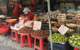 Mận hậu giá rẻ bán ngập chợ Sài Gòn