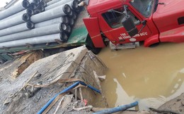 Hà Nội: Xe container làm vỡ đường ống, nhiều nơi nguy cơ mất nước