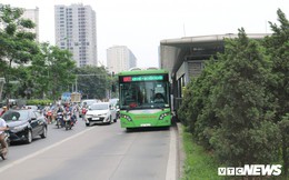 Ảnh: Xe biển xanh cũng lấn làn xe buýt nhanh BRT giữa phố Thủ đô