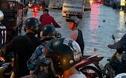 Nước chảy như thác đổ sau mưa, nhiều tuyến đường ở Sài Gòn ngập nặng