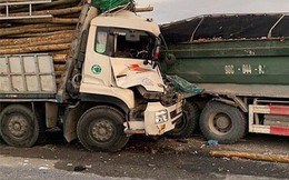 Đâm vào đuôi xe tải nổ lốp trên cầu Thanh Trì, 2 người trên xe chở gỗ tử vong