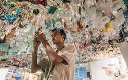 500kg rác thải treo lơ lửng trên đầu: Triển lãm ấn tượng ở Hà Nội khiến người xem ngộp thở