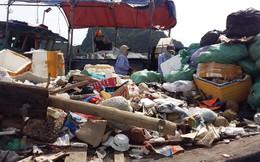 Vịnh Hạ Long: Mỗi ngày vớt 6-7 tấn rác, vớt xong rác lại đầy