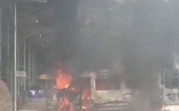 Xe khách 16 chỗ bốc cháy dữ dội ở Đồng Nai