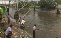 Ảnh: Sau mưa lớn, người Hà Nội rủ nhau ra sông Kim Ngưu đánh bắt cá