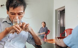 Số phận cay đắng của "người cây" kì lạ nhất Việt Nam: Mẹ cõng con đi điều trị gần 50 năm, phải uống thuốc ngủ để quên cơn đau