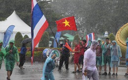 Fan cổ vũ cuồng nhiệt bất chấp mưa lớn trước trận Việt Nam đại chiến Thái Lan