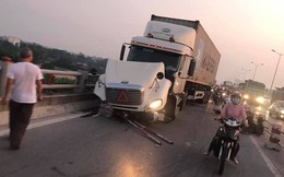 Hà Nội: Container tông hàng loạt xe máy, 1 người bay xuống sông Hồng