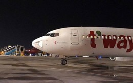 Máy bay Hàn Quốc hạ cánh khẩn xuống Tân Sơn Nhất sau tiếng động lớn