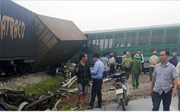 Ảnh: Hiện trường vụ tàu hỏa tông nát xe tải ở Nghệ An