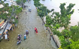 Mưa lớn kết hợp triều cường, nhiều con đường Sài Gòn thành ‘sông’