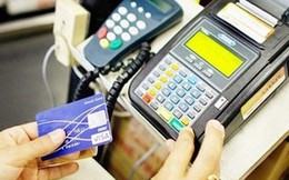 Nhân viên nhà hàng dùng thẻ tín dụng của khách để mua hàng online