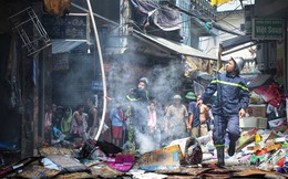 Hà Nội: Hiện trường cháy lớn tại xưởng chăn ga gối đệm Mễ Trì Thượng