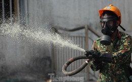 Cận cảnh bộ đội dùng súng phun hóa chất để tẩy độc Rạng Đông