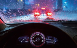 Những nguyên tắc "sinh tồn" khi lái xe trong mưa bão