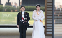 Khoảnh khắc Hoàng hậu Masako đôi mắt đỏ hoe, lén lau nước mắt khi diễu hành trước dân chúng trở thành tâm điểm chú ý