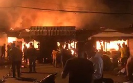 Cháy lớn làm nhiều kiốt tại chợ Phước Long bị thiêu rụi