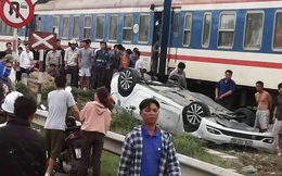 Tàu hỏa đâm lật xe con, nữ tài xế ở Nghệ An thiệt mạng trong xe