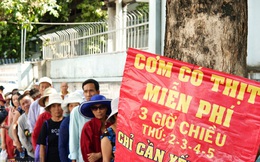Phía sau cảnh "xếp dép giữ chỗ" trước BV Ung Bướu Sài Gòn: Gã giang hồ hoàn lương, 6 năm phát cơm miễn phí cho người nghèo