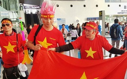 Hàng trăm cổ động viên nhuộm đỏ sân bay Nội Bài cổ vũ đội tuyển U22 Việt Nam