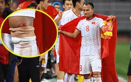 Góc chạnh lòng: Trọng Hoàng đứng một mình buồn thiu với đầu gối chảy máu khi cả đội đang ăn mừng vô địch SEA Games
