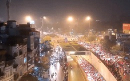 Flycam toàn cảnh Hà Nội đêm không ngủ, hàng nghìn CĐV đổ xuống đường "đi bão" mừng U22 Việt Nam vô địch SEA Games