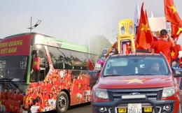 CĐV đổ dồn đi đón đoàn thể thao Việt Nam tham sự SEA Games trở về, đường vào sân bay Nội Bài ùn tắc
