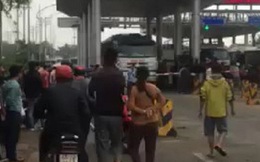 Người dân mang phương tiện đến trạm thu phí phản đối việc thu phí
