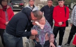 HLV Park Hang-seo bật khóc khi về thăm mẹ già 97 tuổi khiến các tuyển thủ U23 Việt Nam lặng người