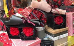 Hoa 'vĩnh cửu' tiền triệu đắt khách dịp Valentine