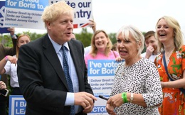 Nước Anh: Thứ trưởng Y tế dương tính, từng tham dự sự kiện cùng Thủ tướng, người dân có thái độ thế nào với virus corona?