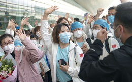 Hàng ngàn y bác sĩ xúc động đến rơi lệ khi chia tay Vũ Hán để về nhà: Cảm ơn, mọi người đã vất vả rồi!