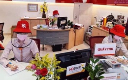 Nhân viên ngân hàng mùa Covid-19: Nghỉ thứ 7, luân phiên làm việc online, trang phục kín mít từ đầu đến chân