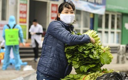 [Ảnh] Tiếp tế 350kg rau cho khu chung cư gần 1.000 dân cách ly ở Hà Nội