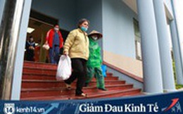 Ảnh: Cây ATM nhả gạo miễn phí thứ 2 xuất hiện ở Hà Nội, người lao động nghèo phấn khởi đội mưa rét đến nhận