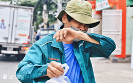 Xúc động với khoảnh khắc cụ ông rơi nước mắt khi nhận phần cơm miễn phí từ ca sĩ Sỹ Luân và hàng cơm di động đầu tiên tại Sài Gòn