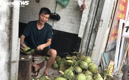 Bán trăm lít nước mía, trăm quả dừa trong buổi sáng Hà Nội nắng nóng cực đỉnh