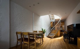 Xây nhà độc, lạ, tiện nghi trong con ngõ chỉ đủ cho xe máy ra vào