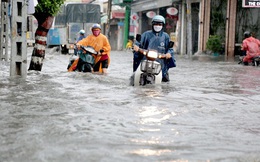 TP HCM: Ngập kinh hãi ở quận Thủ Đức, nước chảy xiết xô ngã cả xe máy