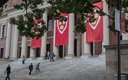 Thu học phí 50.000 USD và dạy trực tuyến hoàn toàn, Harvard bị chê đắt!