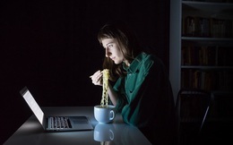 Thói quen ăn tối muộn khiến tôi phải trả giá đắt: Ung thư dạ dày lơ lửng treo trên đầu, tinh thần mệt mỏi, sức khoẻ suy kiệt vì mất ngủ...