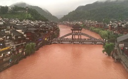 Nước lũ tuôn ào ạt như thác từ cửa sổ tầng 3 nhà dân trong trận lũ lụt nghiêm trọng nhất 2 thập kỷ ở Trung Quốc