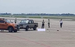 Trước khi tông nữ nhân viên tử vong trong sân bay Nội Bài, xe bán tải đã vượt xe cùng chiều