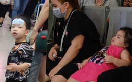 Sân bay Tân Sơn Nhất đông khủng khiếp, trẻ con vật vờ, sốt li bì theo cha mẹ về quê