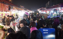 Ảnh: Chợ hoa Quảng An "thất thủ", thương lái và người dân đi mua hoa tết chen chúc trong đêm