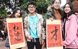 Ảnh: Chen chân xin chữ đầu năm mới tại Văn Miếu - Quốc Tử Giám