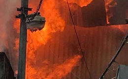 Xưởng mộc ở Hà Nội bùng cháy kinh hoàng, khói lửa bốc cao hàng chục mét