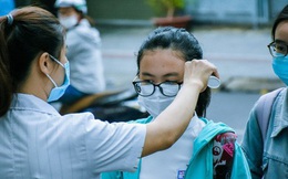 [Ảnh] Học sinh lớp 12 ở Đà Nẵng quay lại trường học sau kỳ nghỉ dài phòng dịch Covid-19